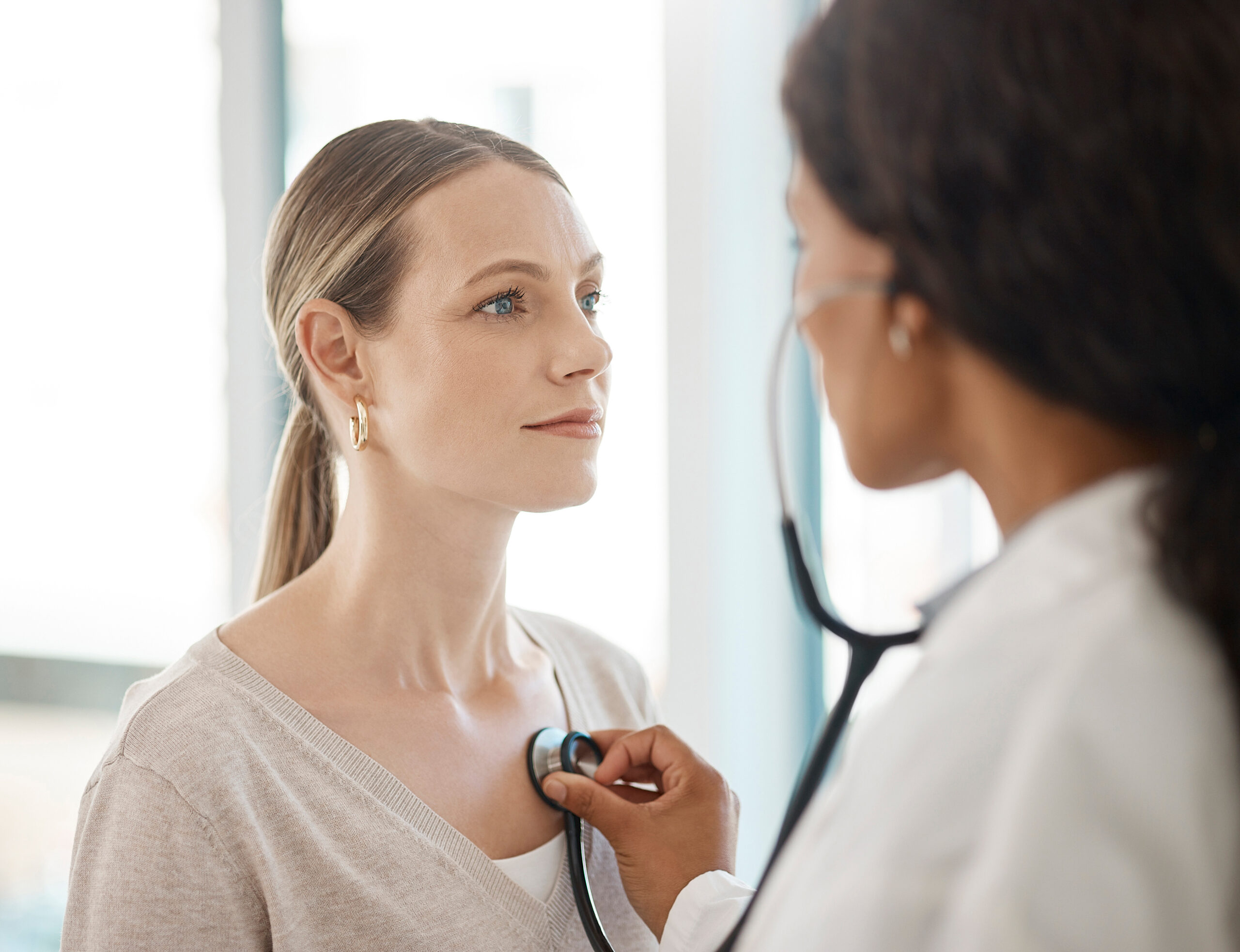 doctor-listening-to-stethoscope-heartbeat-patient-2023-11-27-05-04-49-utc
